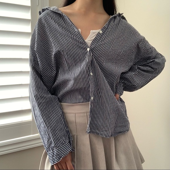 🖤 STRIPED BUTTON UP 🖤 - Picture 4 of 7